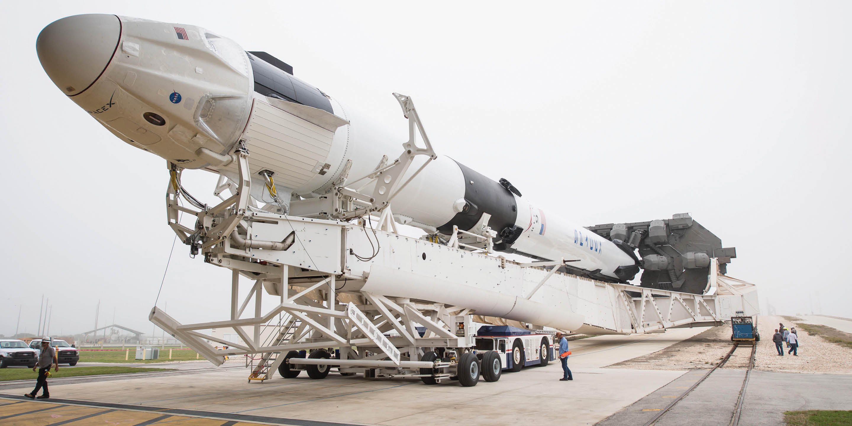 RT7FBD Cape Canaveral, Florida, USA. 28th February, 2019. The SpaceX Falcon 9 rocket with the Dragon commercial crew capsule is rolled out of the horizontal integration facility at Launch Complex 39A at the Kennedy Space Center February 28, 2019 in Cape Canaveral, Florida. The test launch of the unmanned spacecraft to the International Space Station is scheduled for March 2nd. Credit: Planetpix/Alamy Live News